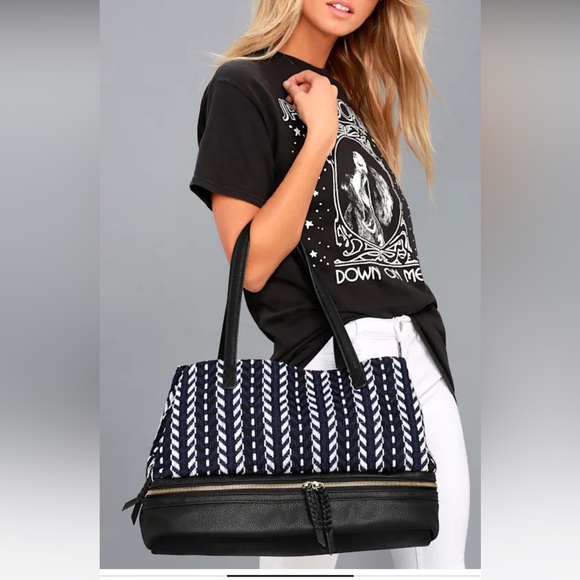 Lulu’s Briley Navy Blue and Black Woven Tote Bag Travel Bag Carry on - Picture 2 of 12